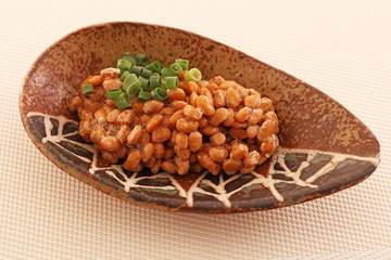 小皿に入れた納豆