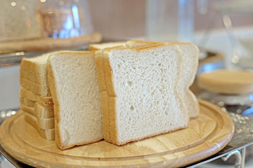 slice toast on buffet line