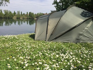 In tenda sul lago