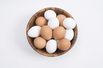 木のボウルに入ったたまご　ハイアングル