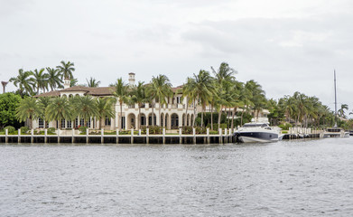 Fototapeta na wymiar Waterfront real estate in Fort Lauderdale, Florida
