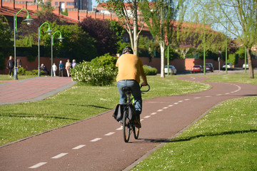 circulando en bicicleta por la ciudad