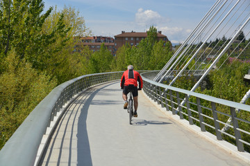 ciclista circulando por una pasarela