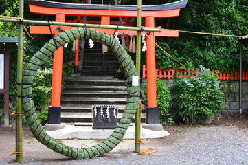 京都の夏越祓の茅の輪くぐり