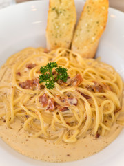 carbonara traditional italian food spaghetti