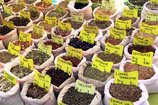Tisanes et infusions sur un march&eacute; proven&ccedil;al
