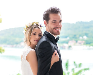 Glückliches Brautpaar bei der Hochzeit