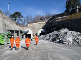 Ceneri-Basistunnel Baustelle mit Bauarbeitern
