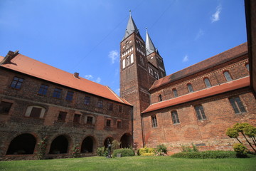 Obraz premium Kloster Jerichow / Innenhof mit Amtshaus und Klosterkirche des Klosters Jerichow