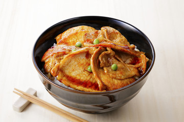 豚丼　rice covered with pork
