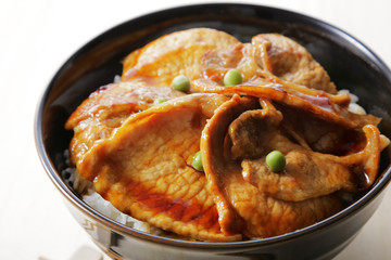 豚丼　rice covered with pork
