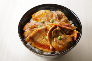 豚丼　rice covered with pork
