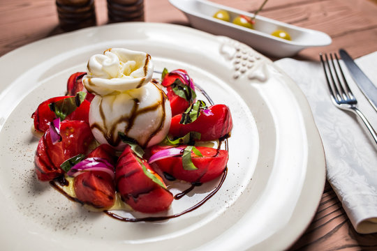 buratta salad in restaurnat