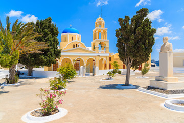 Square with beautiful church in the village of Oia, Santorini island, Cyclades, Greece - obrazy, fototapety, plakaty