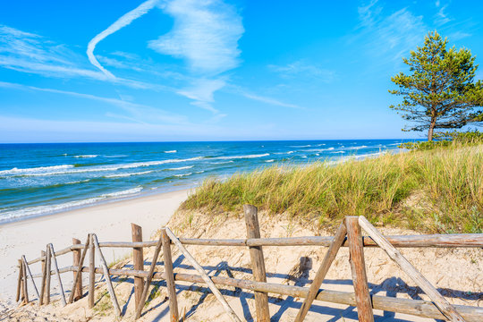 Fototapeta Entrance to beautiful sandy beach in Bialogora coastal village, Baltic Sea, Poland