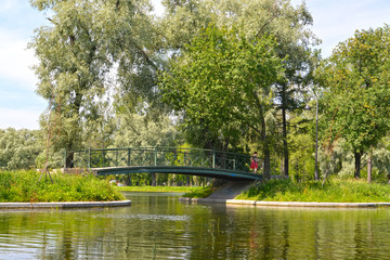 Obraz premium The bridge between ponds in the Moscow Victory park. St. Petersb