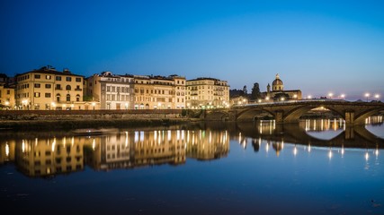 Fototapeta na wymiar reflections in the arno river in florence