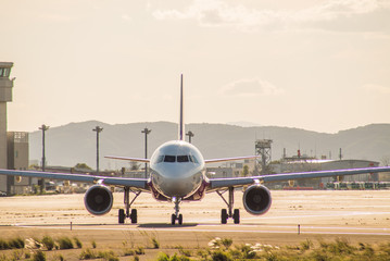 前方から見る旅客機 Passenger plane seen from the front Airbus A320