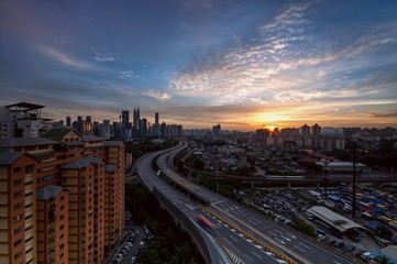 Obraz premium Piękny zachód słońca miasta Kuala Lumpur uchwycony w piątek 24 czerwca 2016 r