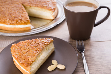 Bienenstich Kuchen mit einer Tasse Kaffee