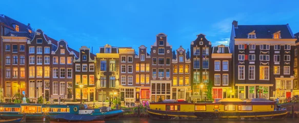 Zelfklevend Fotobehang Amstel rivier, grachten en nacht uitzicht op de prachtige stad Amsterdam. Nederland © boule1301