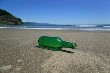 波打ち際の緑のボトル