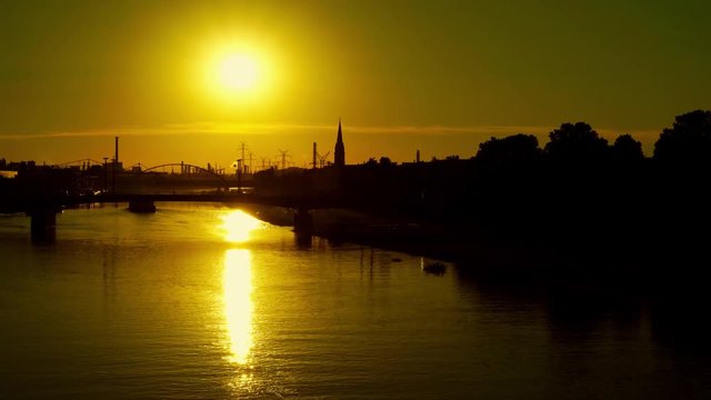 Mannheim - Blick zur Nachbarstadt Ludwigshafen am Ende des Tages