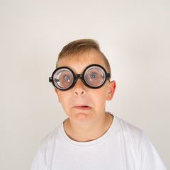Kleines Kind / Junger Mann hat Spaß mit Brille / Grimasse / Coolness