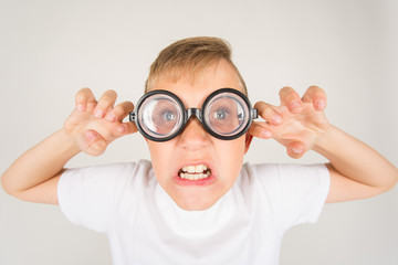 Kleines Kind / Junger Mann hat Spaß mit Brille / Grimasse / Coolness