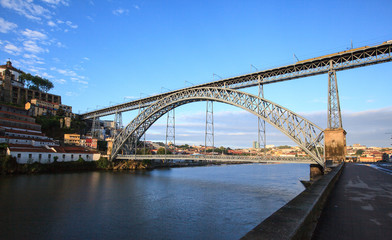 Fototapeta na wymiar The Dom Luis I bridge at sunrise, Porto, Portugal 