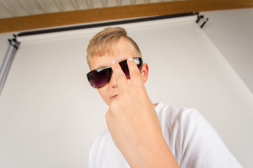 Kleines Kind / Junger Mann hat Spaß mit Brille / Grimasse / Coolness