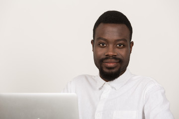 junger Mann sitzt am PC Laptop zeigt Emotionen