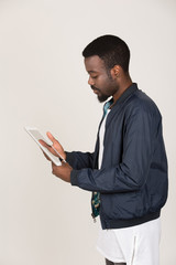 junger Mann hält Tablet PC Computer Smartphone mit Platz für Text