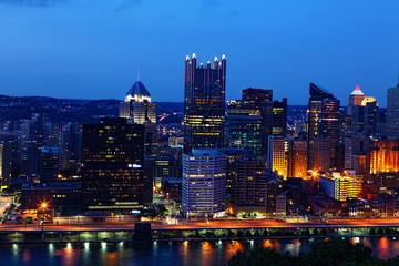 Fototapeta na wymiar Night view of the Pittsburgh, Pennsylvania skyline