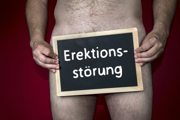 Nackter Mann mit Schild: Erektionsstörung
