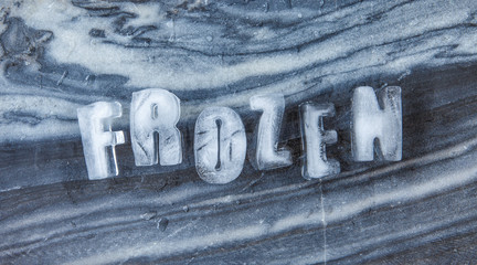 Frozen Schriftzug aus Eis