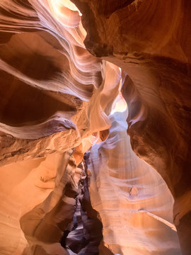 Noon in red-orange Antelope Canyon.