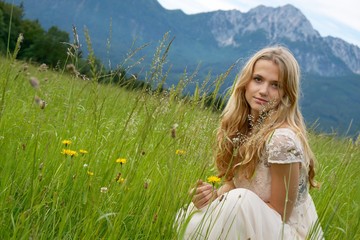 Frau in Sommerkleid auf Bergwiese