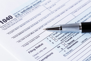 Obraz premium Income tax form and pen