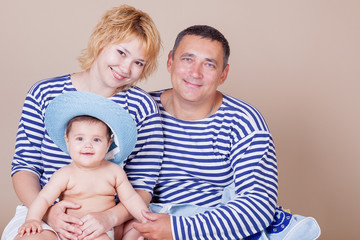 mom dad daughter Hat posing in the Studio