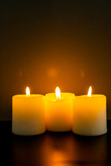 Obraz na płótnie Canvas closeup to burning candles in darkness