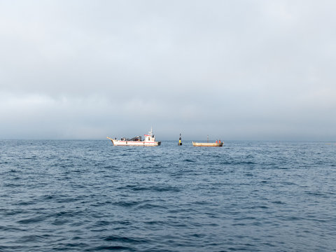 Barca de pesca remolcando barca