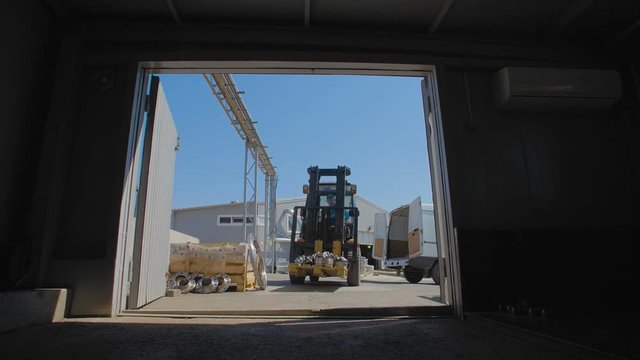 Lift Truck transports the flanges to the hangar