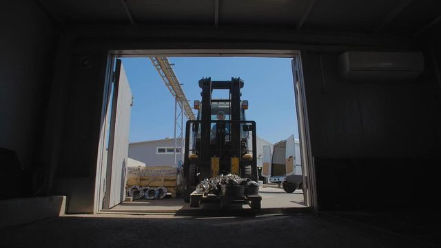 Forklift transports the flanges to the hangar