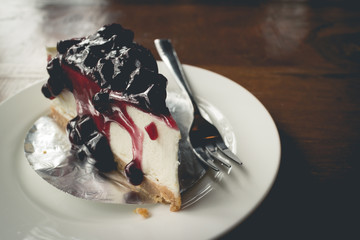 Cake with cream cheese and blueberries