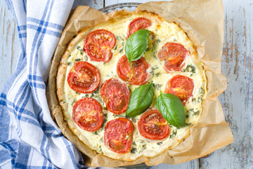 Pie wit tomatoes and cheese