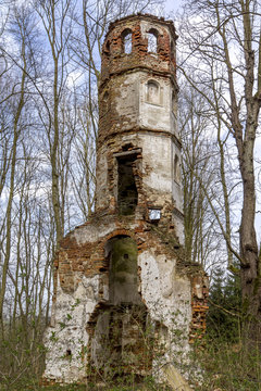 Alte Turmruine verfällt im Wald 