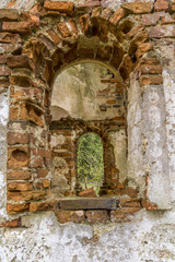 Fototapeta na wymiar Fenster in der Ruine eines alten Gebäudes
