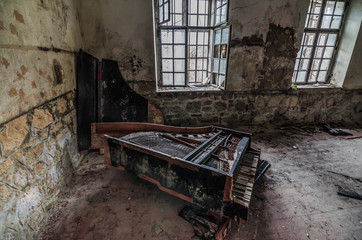 Obraz premium altes klavier im haus