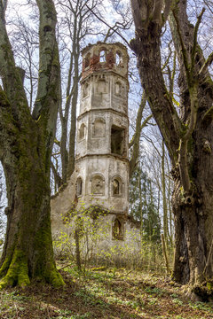 Ruine eines Kirchturms verfällt im Wald